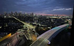 Top-Floor 2Br Apt, 270 Deg Skyline, Free Parking
